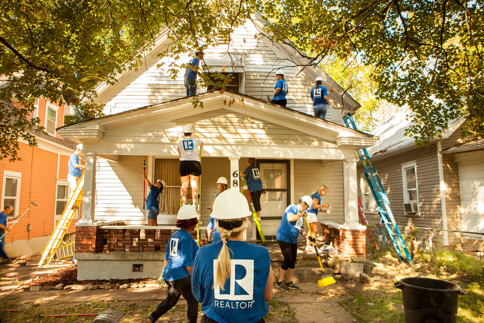 REALTORS working on a home at the 2019 REALTORS Rock the Block event.