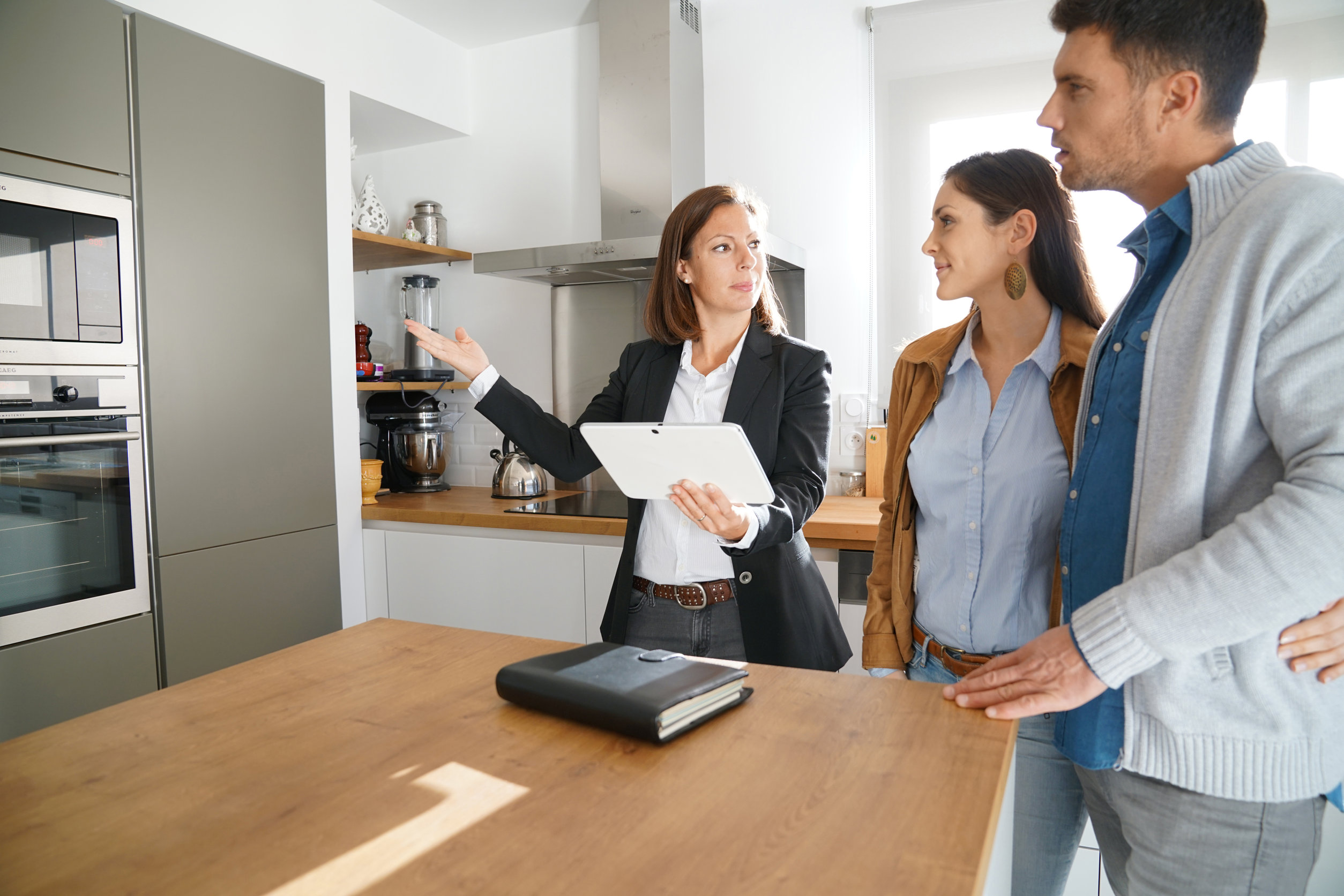 Image description: A REALTOR® uses Cloud CMA Live on her iPad to show a presentation to her clients.